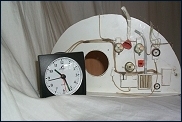 Die Vorderwand der Zentrale mit einer Uhr zum Größenvergleich